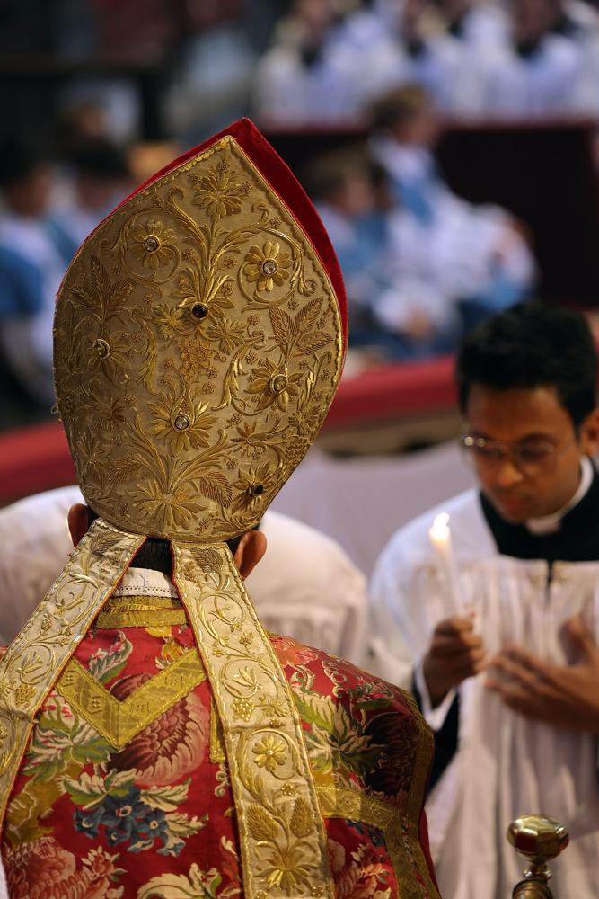 Les nouveaux ordonnés offrent leur cierge au Pontife