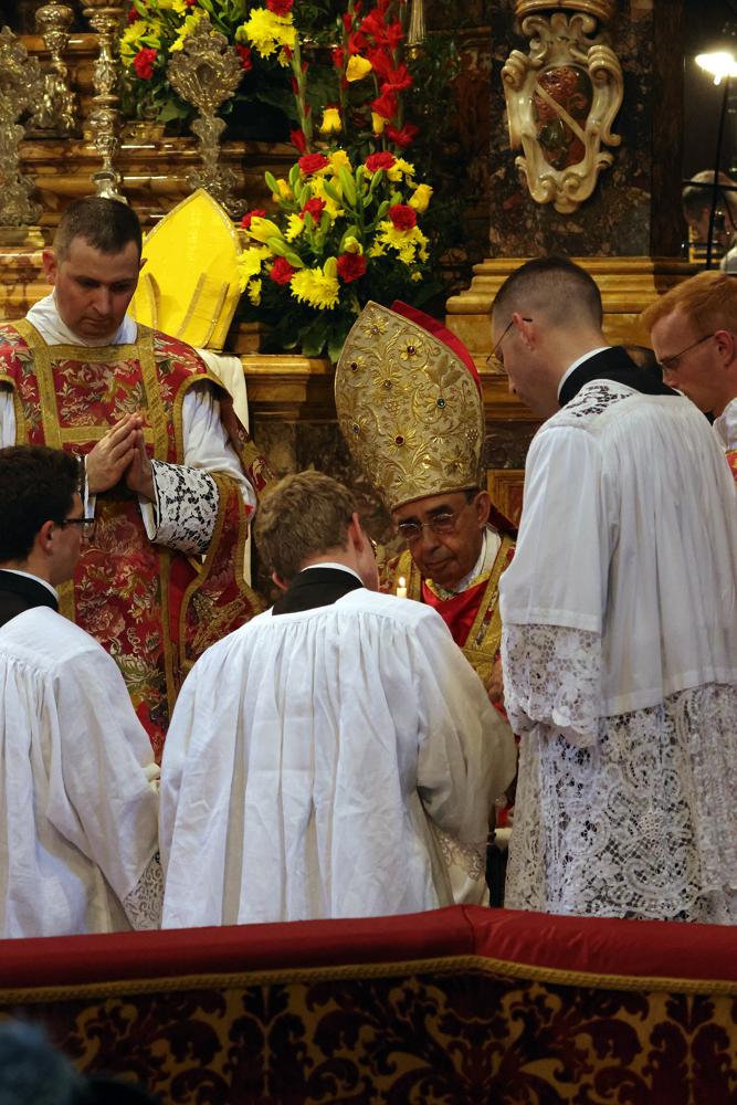 Les nouveaux ordonnés offrent leur cierge au Pontife
