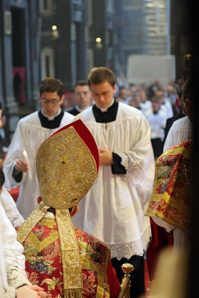 Les nouveaux ordonnés offrent leur cierge au Pontife