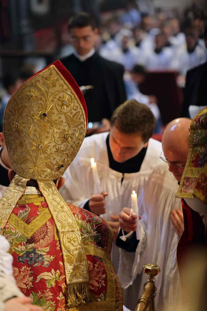 Les nouveaux ordonnés offrent leur cierge au Pontife