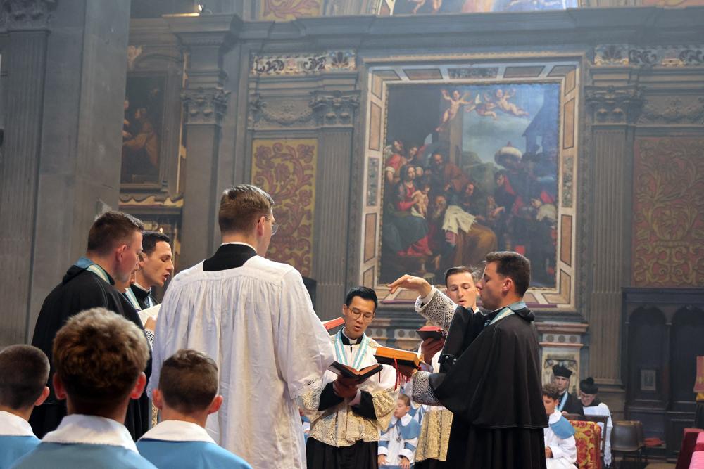 La schola chante l&rsquo;antienne de communion