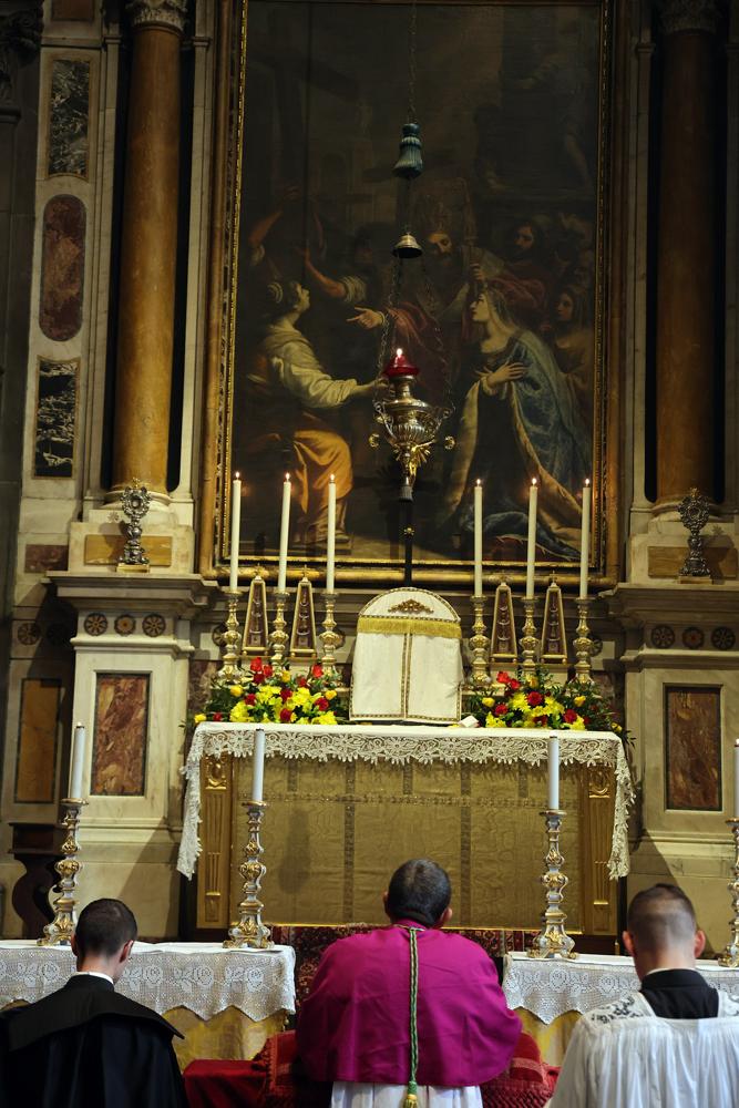 Le Pontife se recueille devant le Saint-Sacrement après la Messe