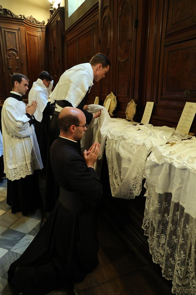 Les futurs sous-diacres et diacres s&rsquo;habillent à la sacristie avant la cérémonie