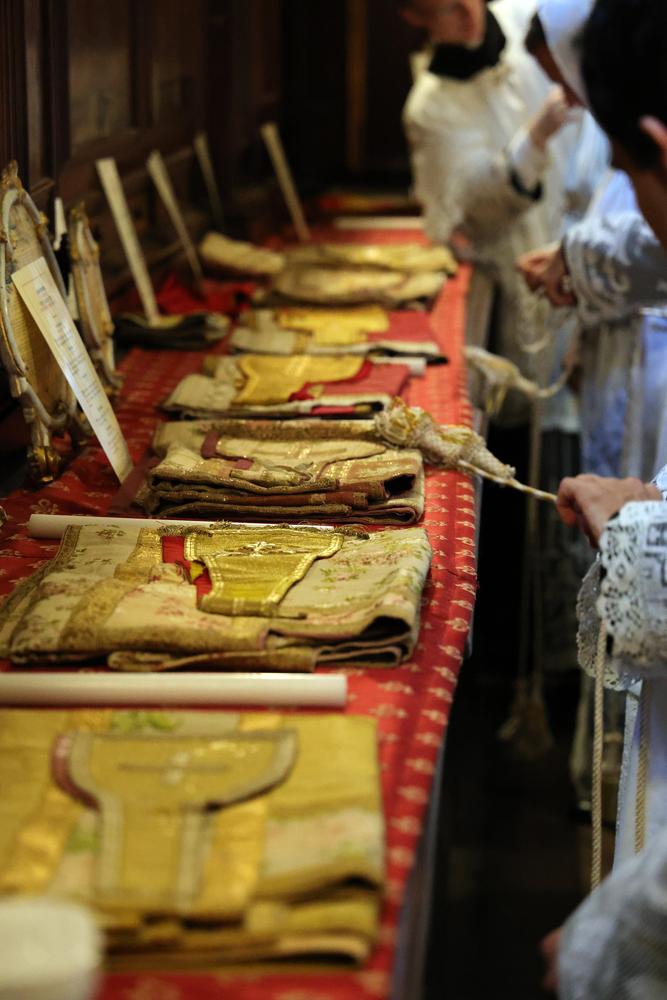 Les futurs sous-diacres et diacres s&rsquo;habillent à la sacristie avant la cérémonie
