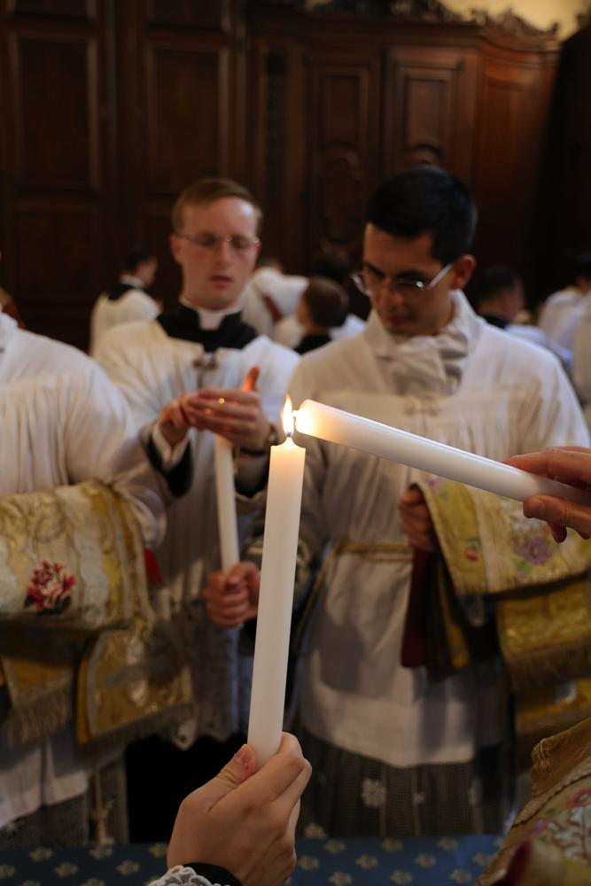 Les futurs sous-diacres et diacres s&rsquo;habillent à la sacristie avant la cérémonie