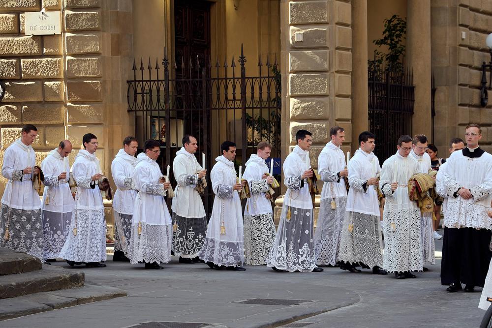 Les futurs sous-diacres et diacres entrent en cortège à l&rsquo;église