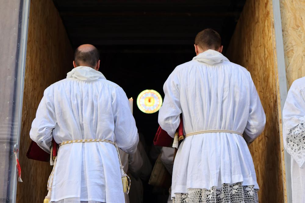 Les futurs sous-diacres et diacres entrent en cortège à l&rsquo;église