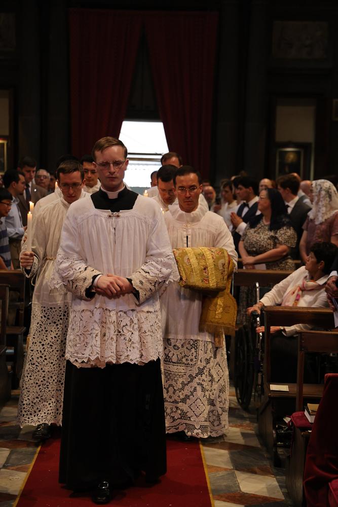 Les futurs sous-diacres et diacres entrent en cortège à l&rsquo;église