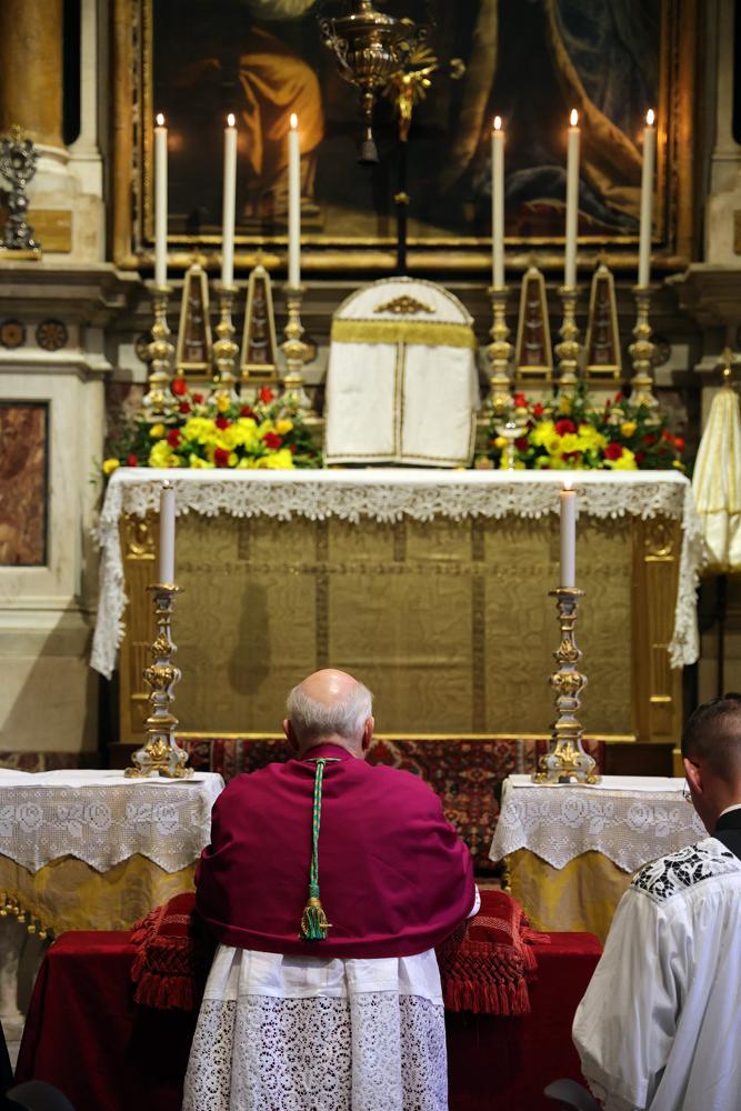 Le Pontife se recueille devant le Saint-Sacrement avant la Messe