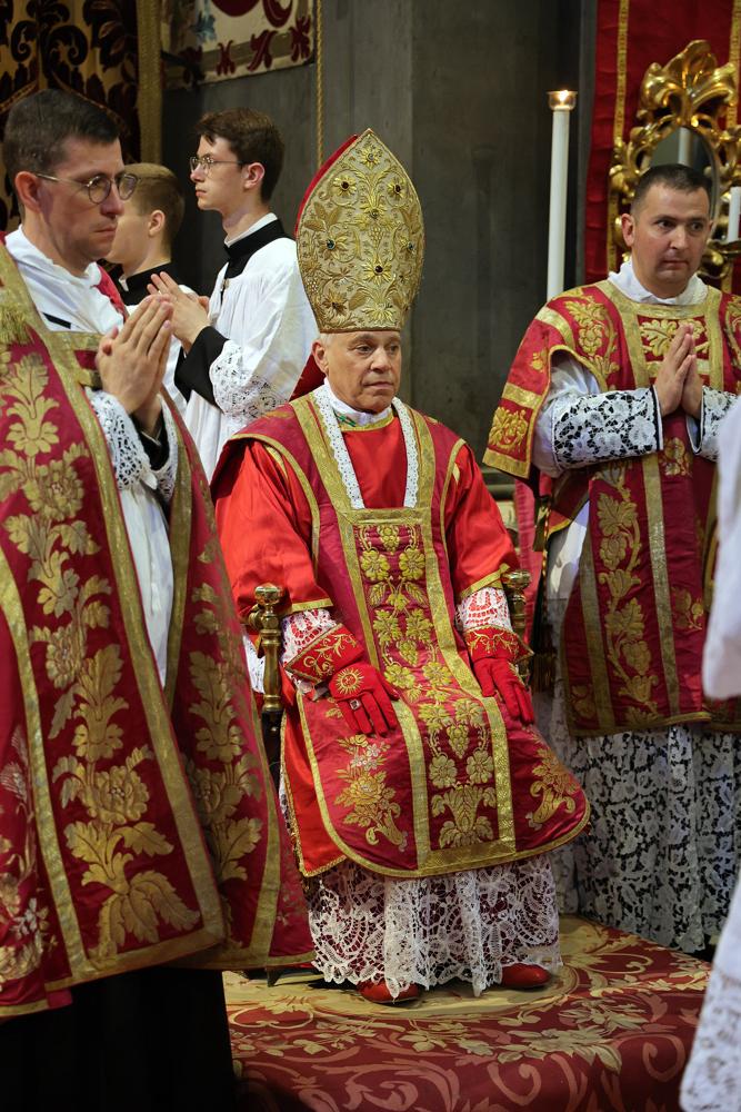 Le Pontife au faldistoire paré pour la cérémonie
