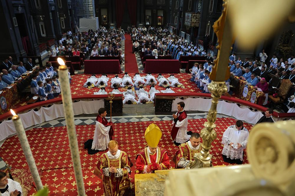 Les ordinands se prosternent pendant le chant des litanies des saints