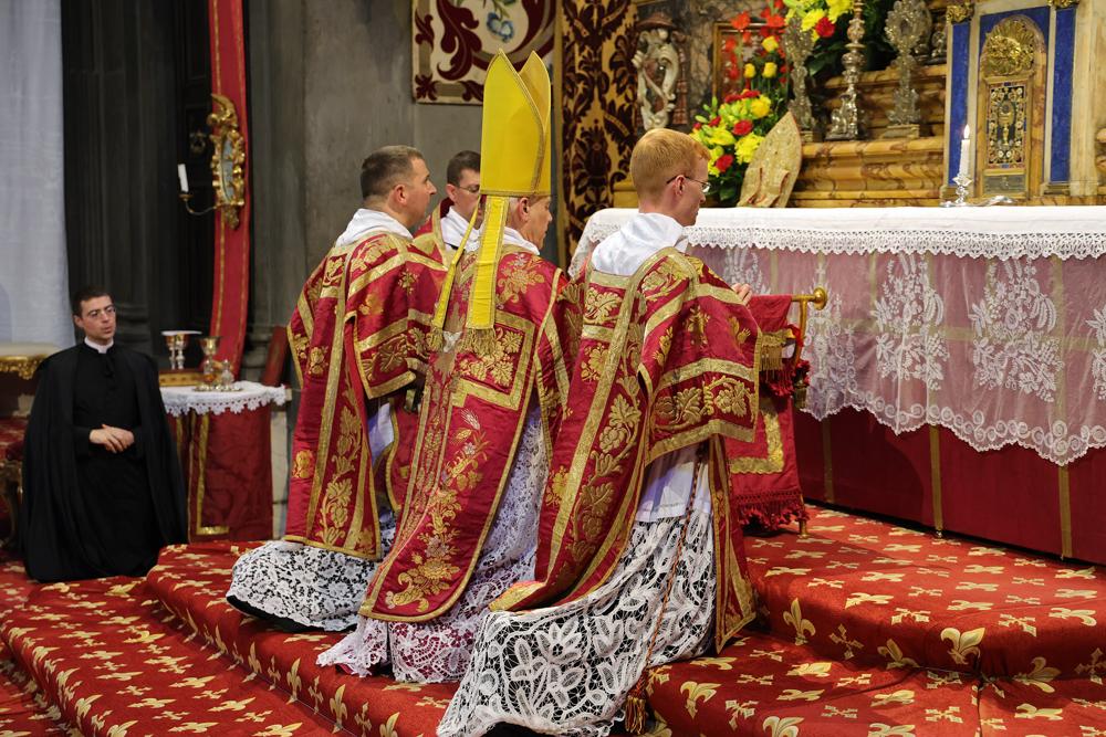 Les ordinands se prosternent pendant le chant des litanies des saints