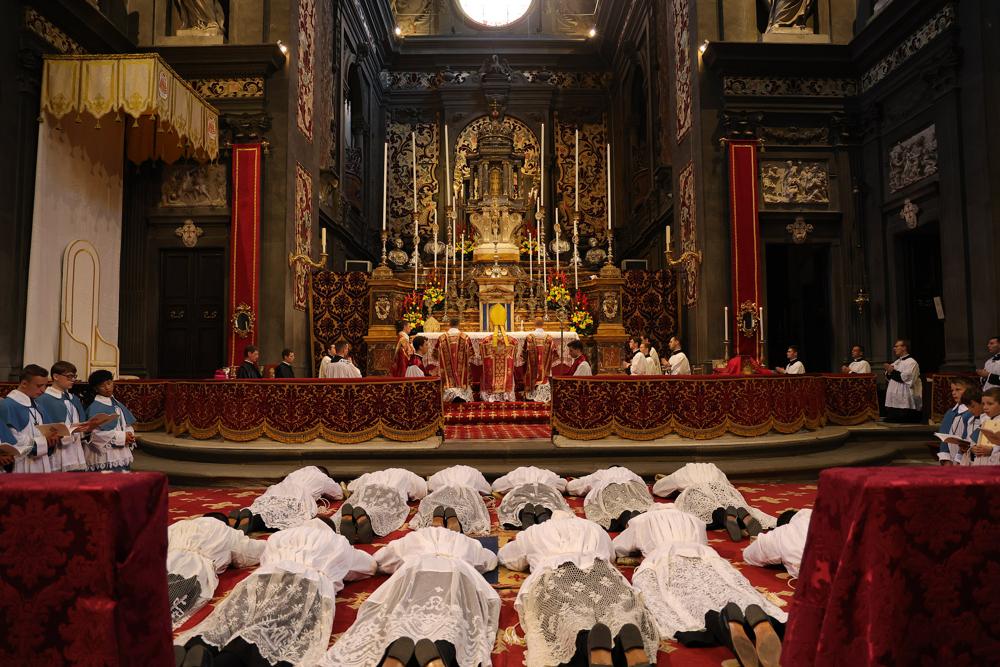 Les ordinands se prosternent pendant le chant des litanies des saints