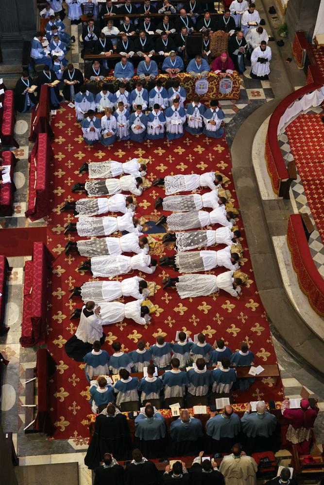 Les ordinands se prosternent pendant le chant des litanies des saints
