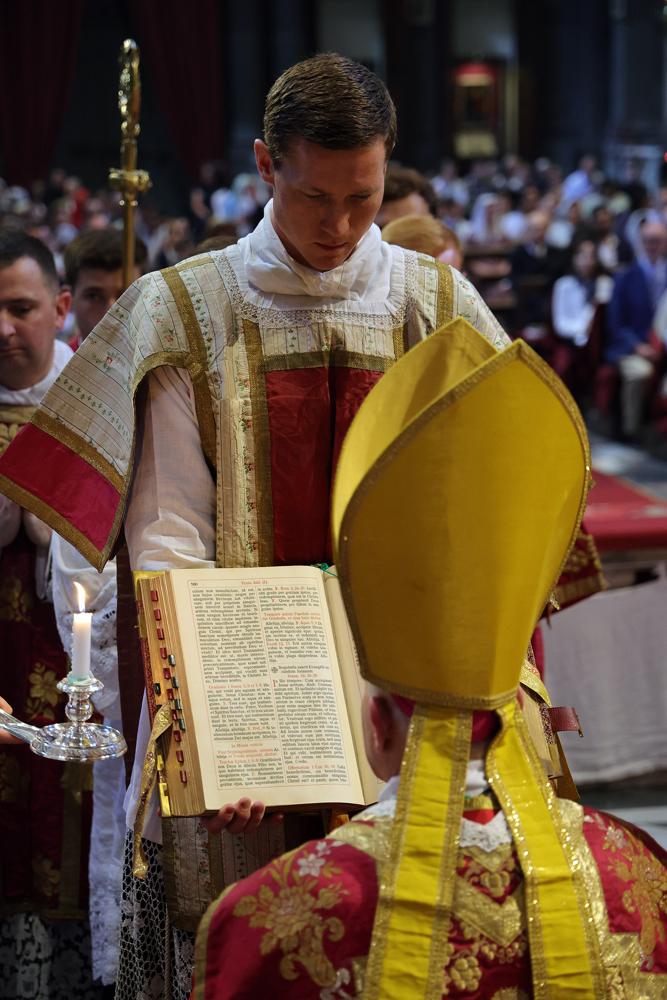 Le Pontife lit l&rsquo;Épître