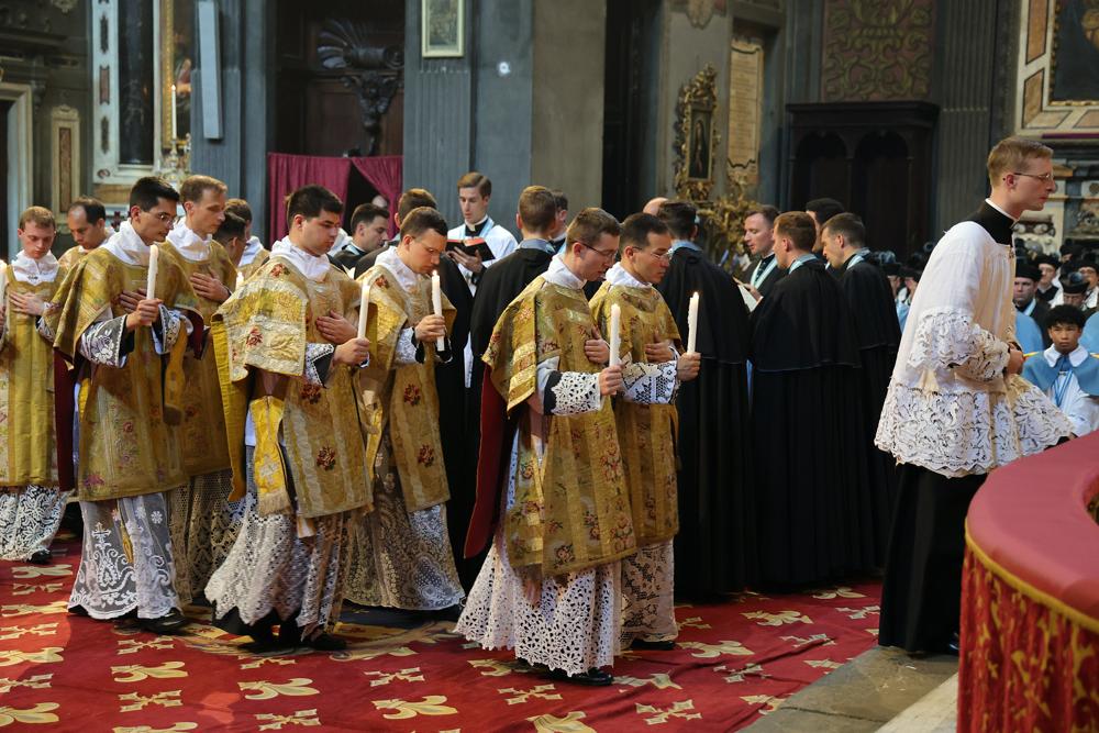 Les nouveaux diacres et sous-diacres offrent leur cierge au Pontife