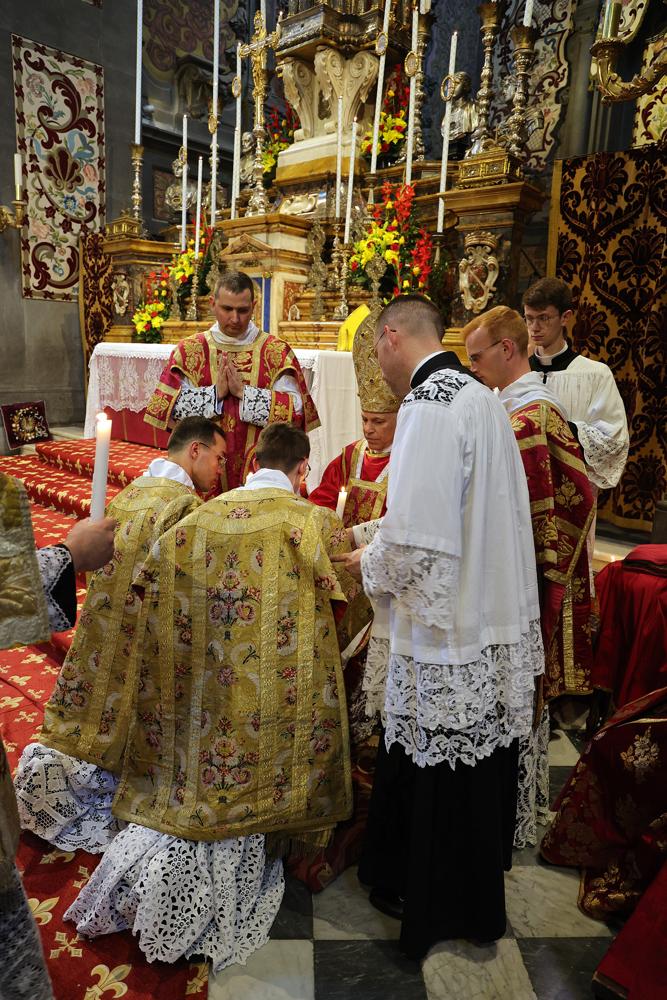 Les nouveaux diacres et sous-diacres offrent leur cierge au Pontife