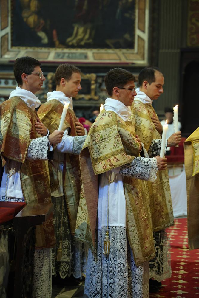 Les nouveaux diacres et sous-diacres offrent leur cierge au Pontife