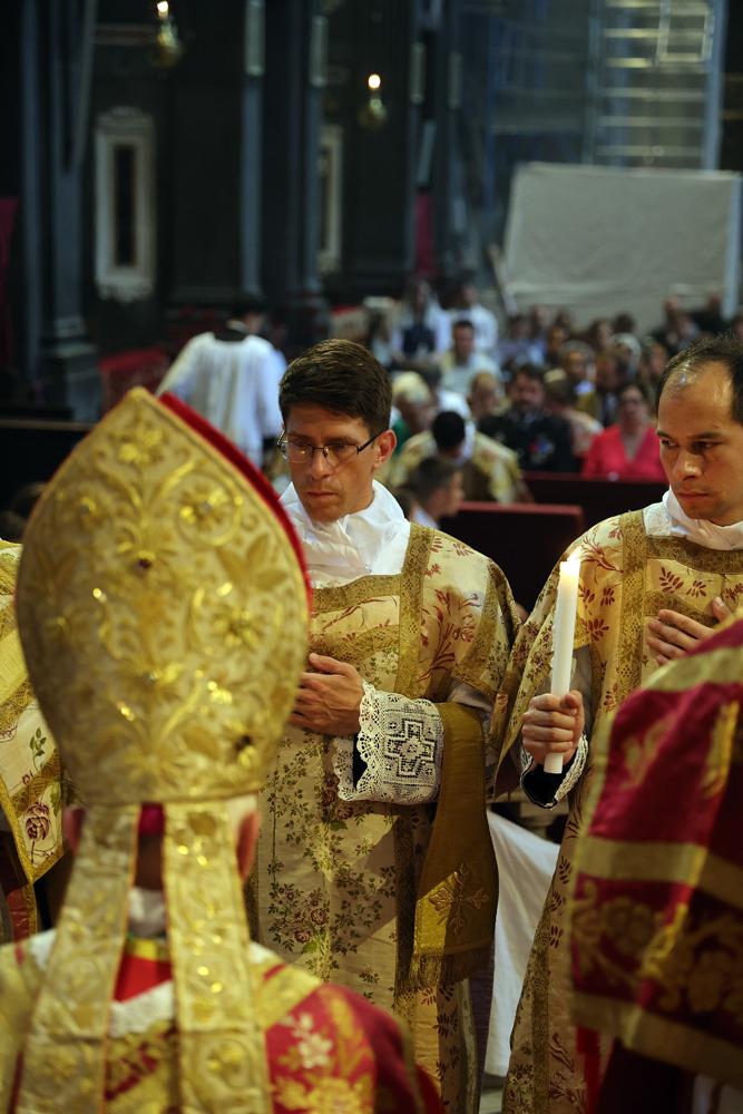 Les nouveaux diacres et sous-diacres offrent leur cierge au Pontife
