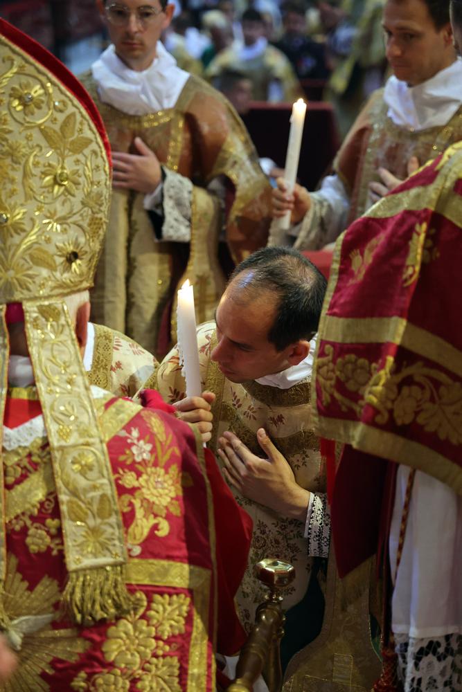 Les nouveaux diacres et sous-diacres offrent leur cierge au Pontife