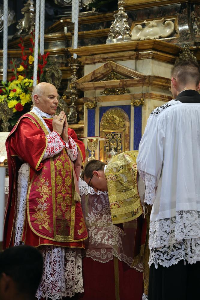 Les nouveaux diacres et sous-diacres reçoivent le baiser de paix du Pontife