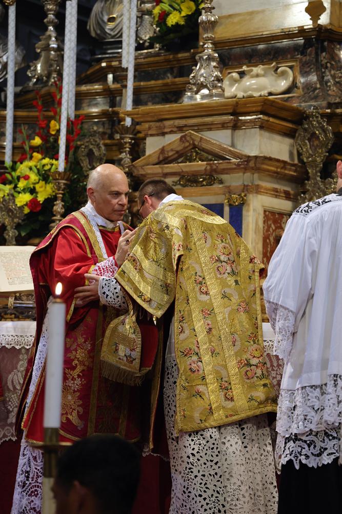 Les nouveaux diacres et sous-diacres reçoivent le baiser de paix du Pontife