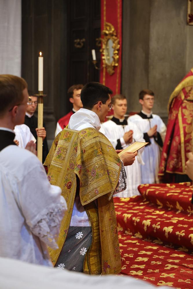 Chant du <i>Confiteor</i> par un des nouveaux diacres