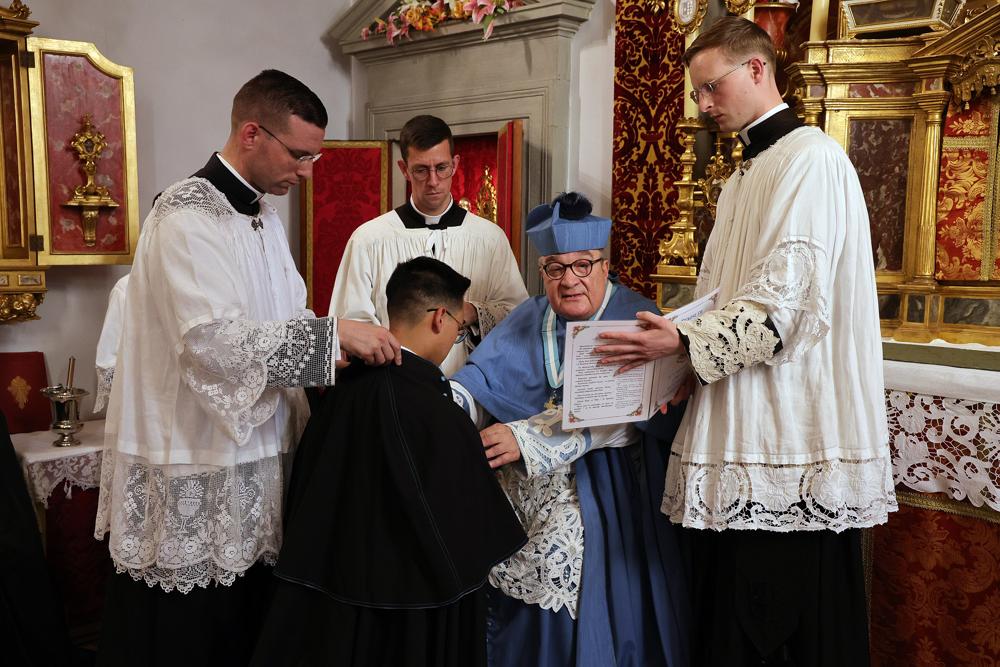 Remise de la mosette avec la croix de saint François de Sales