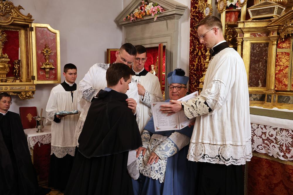 Remise de la mosette avec la croix de saint François de Sales