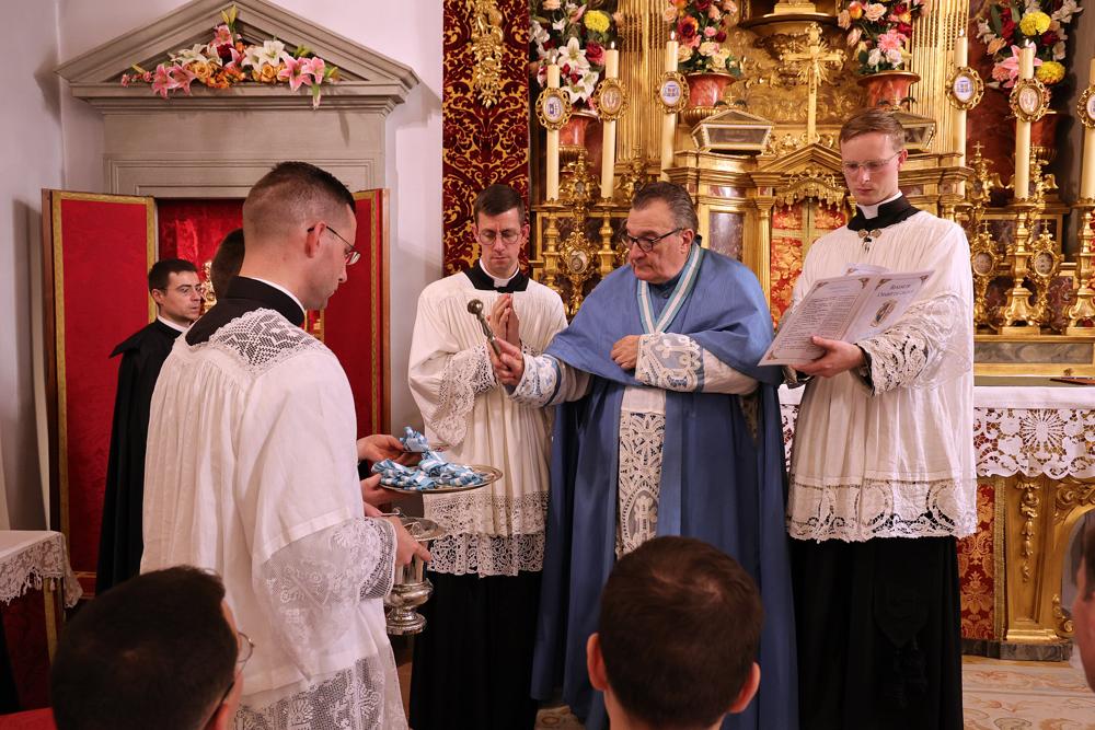 Remise de la croix saint François de Sales aux diacres