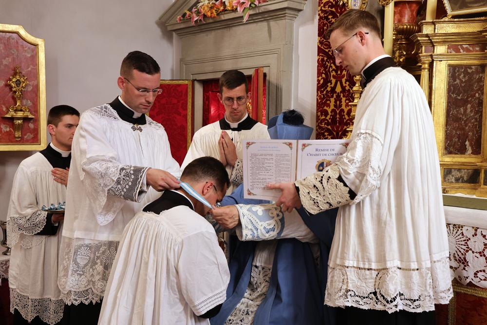 Remise de la croix saint François de Sales aux diacres
