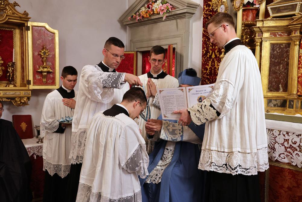 Remise de la croix saint François de Sales aux diacres