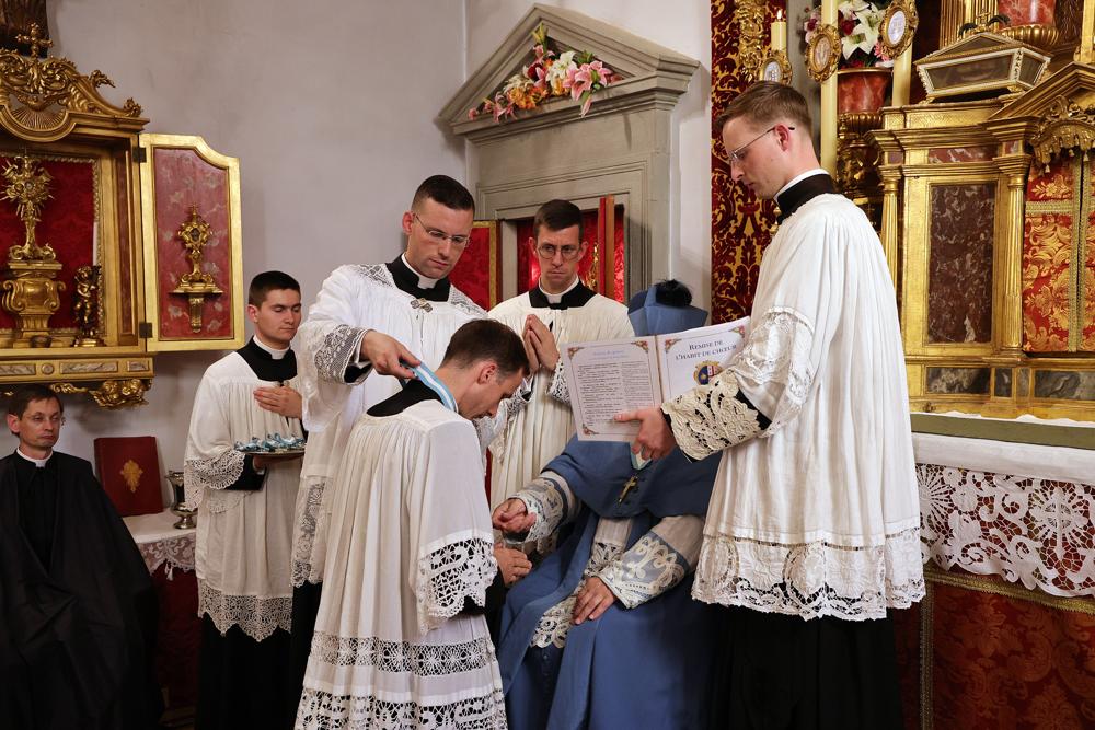 Remise de la croix saint François de Sales aux diacres