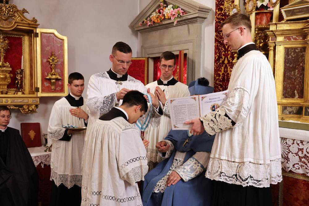 Remise de la croix saint François de Sales aux diacres