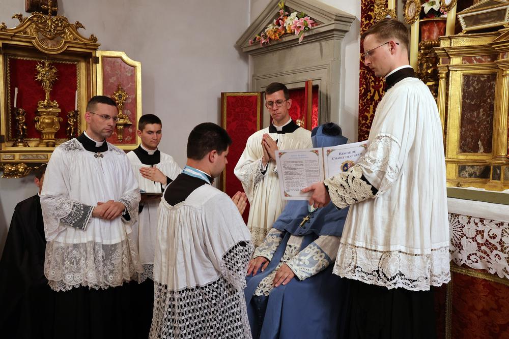 Remise de la croix saint François de Sales aux diacres