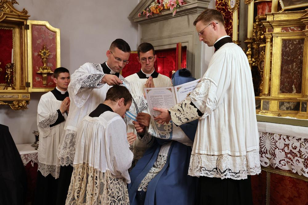 Remise de la croix saint François de Sales aux oblats