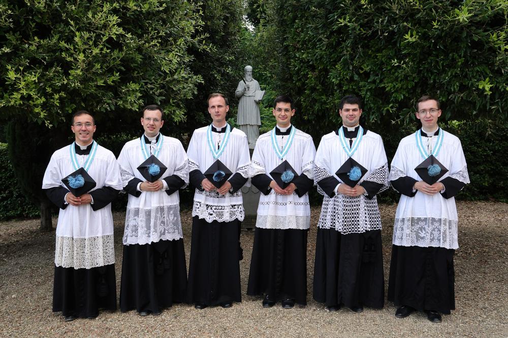 Les diacres revêtus de leur habit de ch&oelig;ur