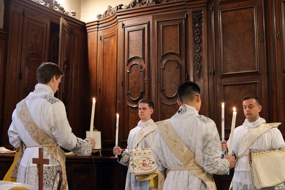Les futurs prêtres à la sacristie avant la cérémonie