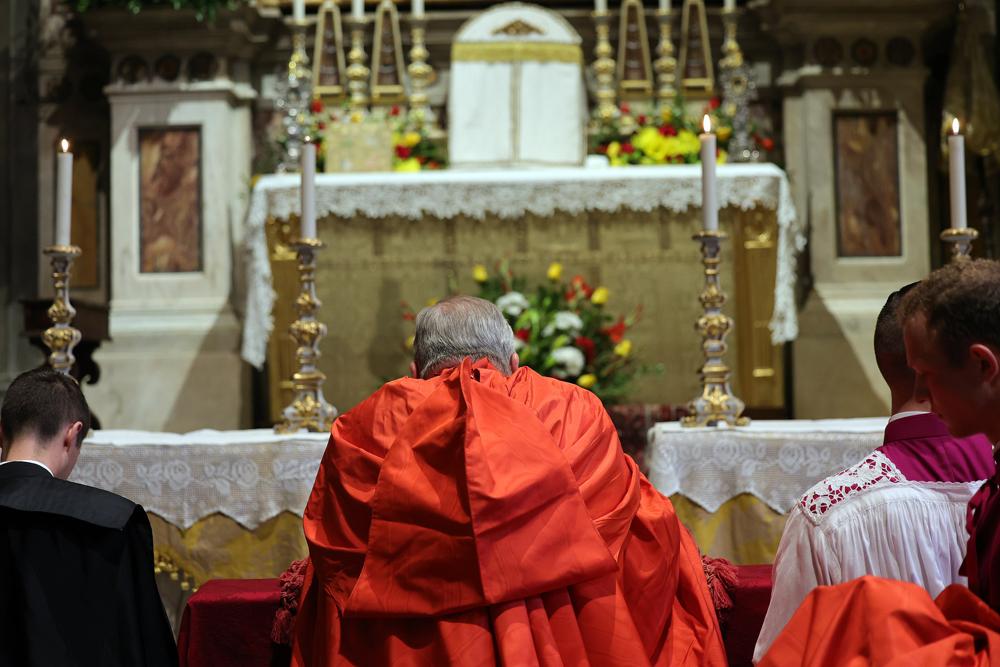 Le Pontife se recueille devant le Saint-Sacrement avant la Messe