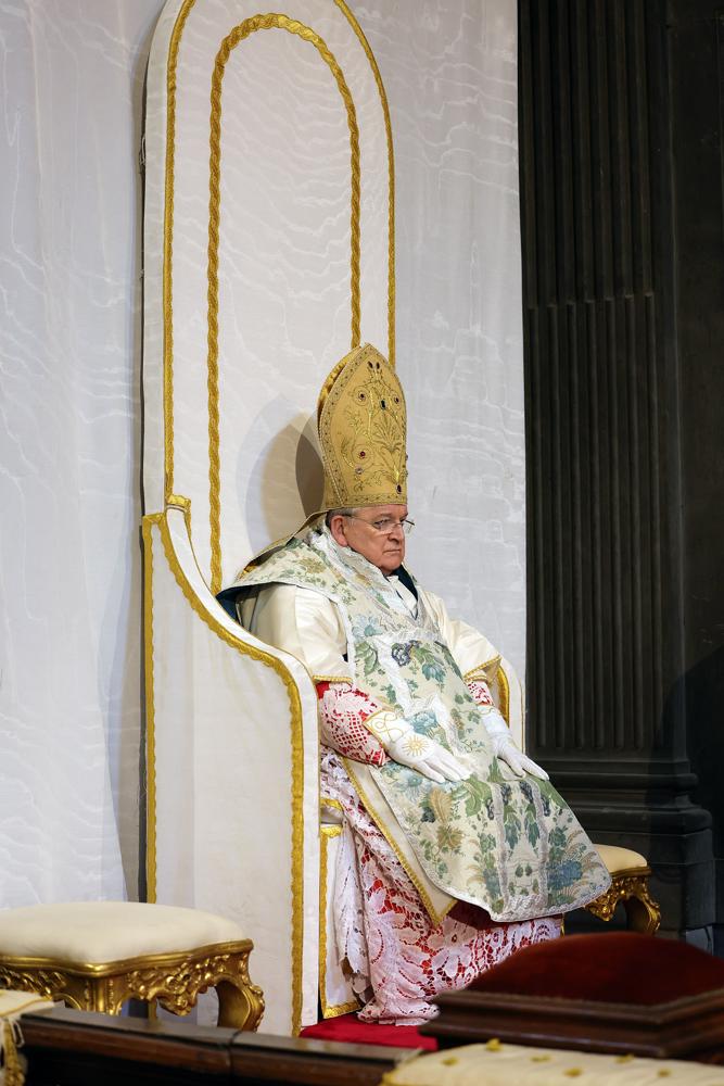 Le Pontife au trône paré pour la cérémonie