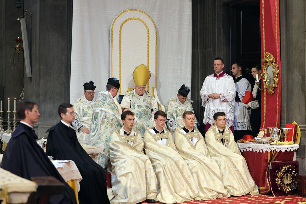Le Pontife au trône