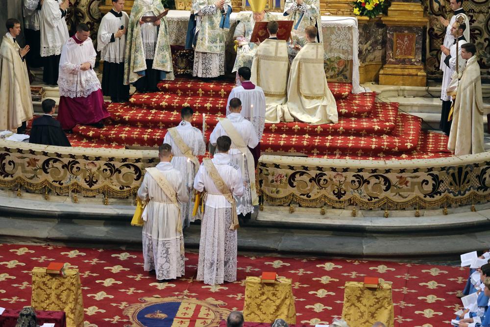Les ordinands entrent dans le sanctuaire