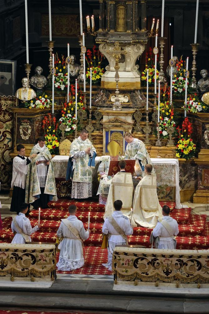 L&rsquo;Archidiacre présente les futurs prêtres au Pontife