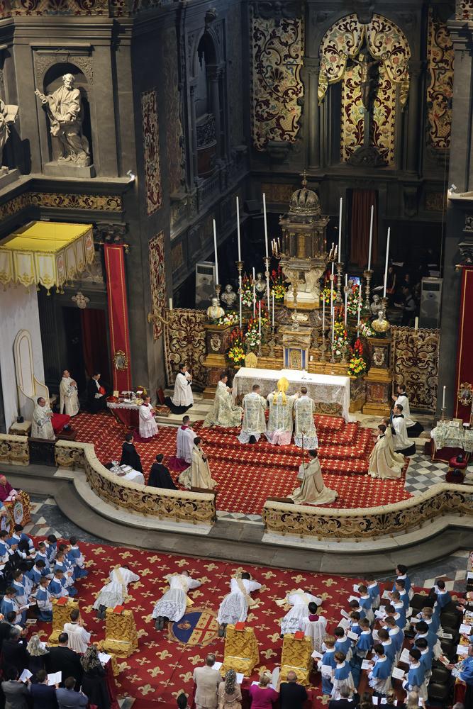 Les ordinands se prosternent pendant le chant des litanies des saints