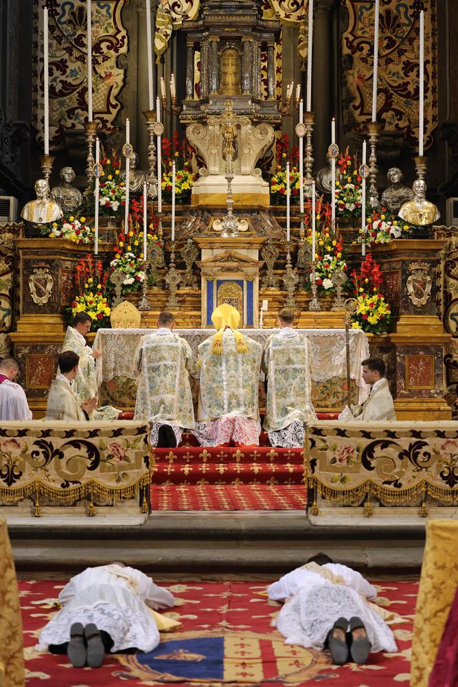 Les ordinands se prosternent pendant le chant des litanies des saints