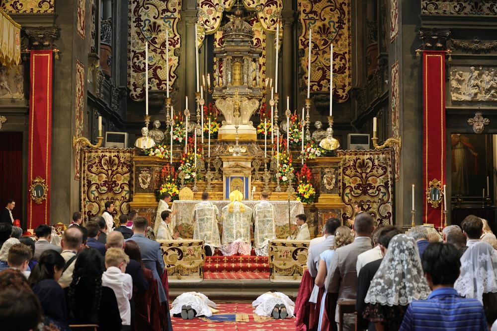 Les ordinands se prosternent pendant le chant des litanies des saints