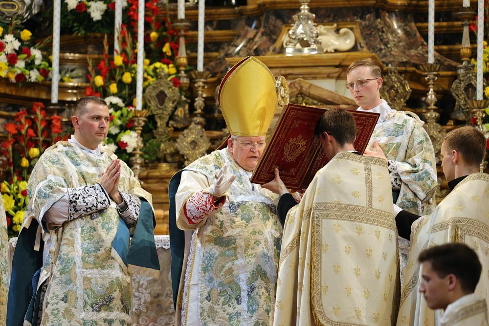 Le Pontife supplie de bénir, de sanctifier et de consacrer les ordinands