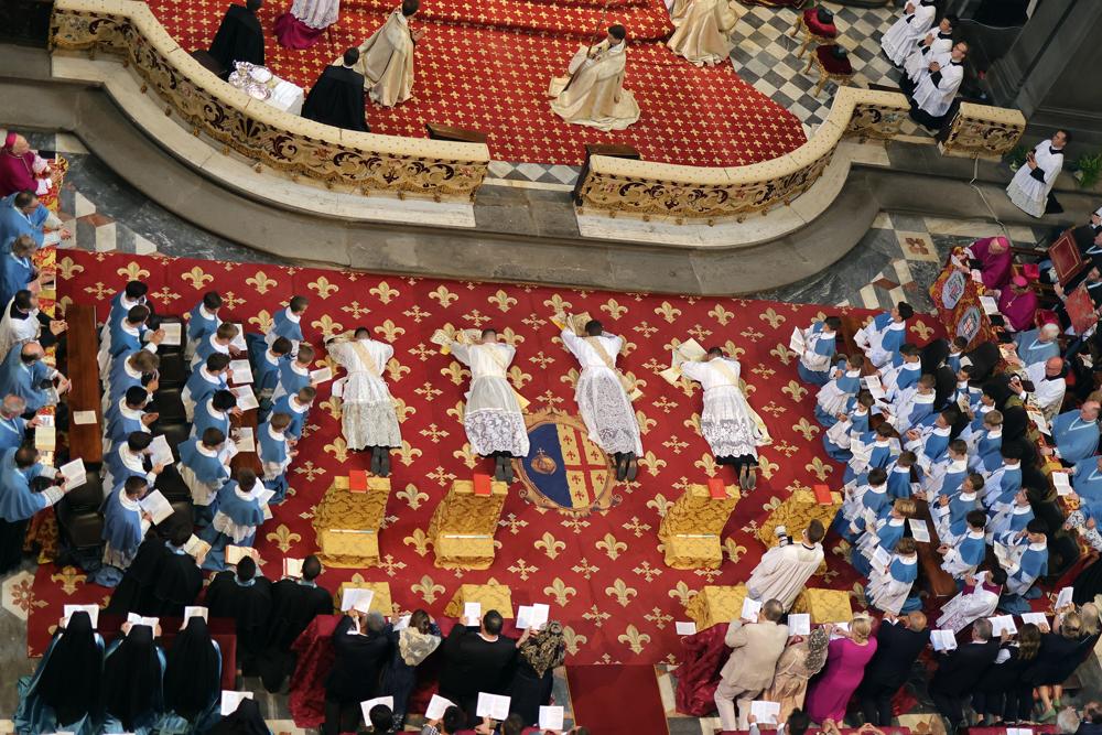 Les ordinands se prosternent pendant le chant des litanies des saints