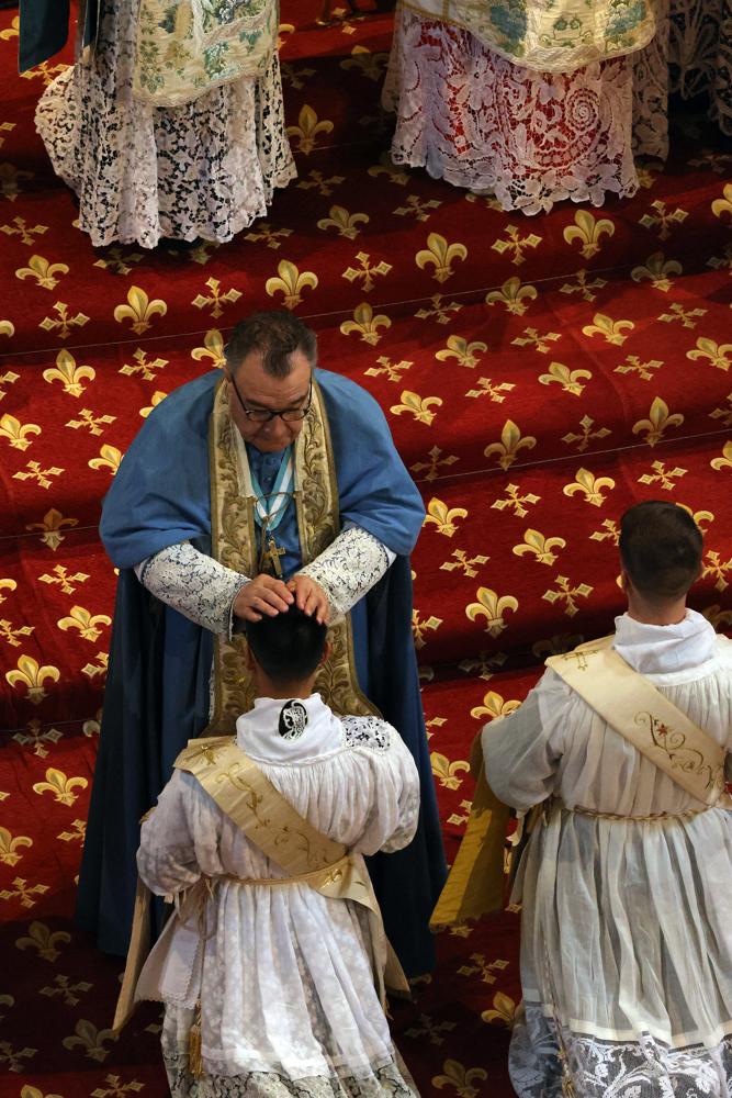 Les prêtres présents imposent les mains aux ordinands