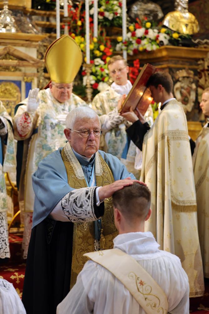Les prêtres présents imposent les mains aux ordinands